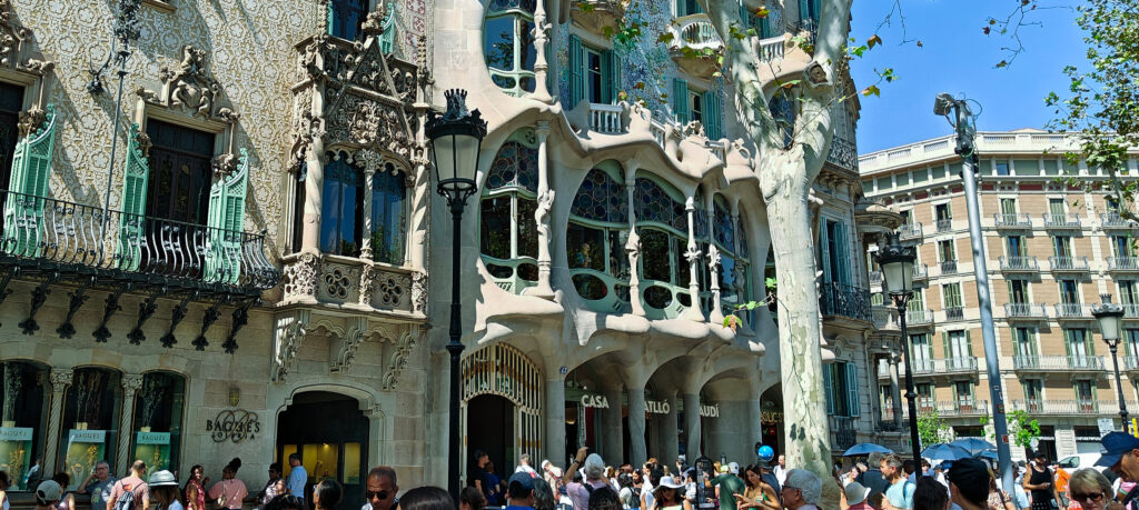 Exploring Casa Batll&oacute;